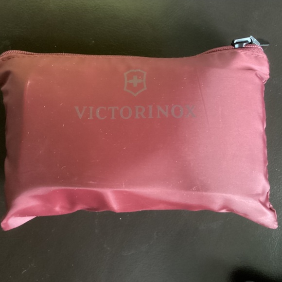 Amenity Kits Travel Bags FAMILY 3 UNOPENED Business Class 2025 Swiss Victorinox - Picture 4 of 6